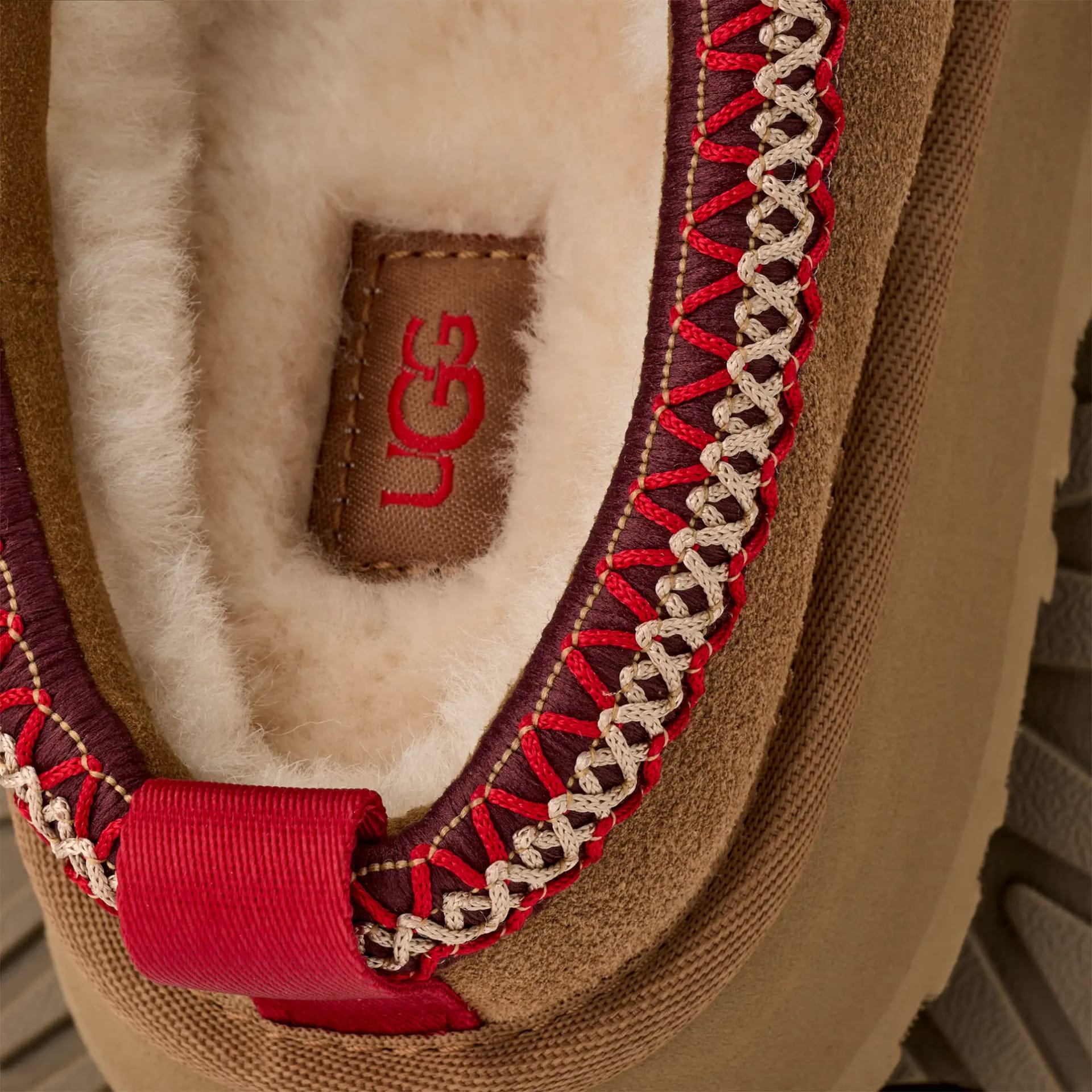 Detaliu UGG Tazz: bordura brodată, eticheta și interiorul din lână